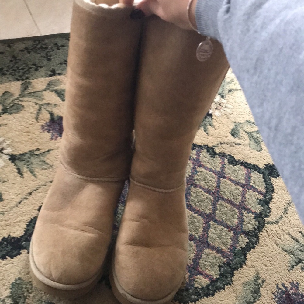 Woman’s tall uggs size 10